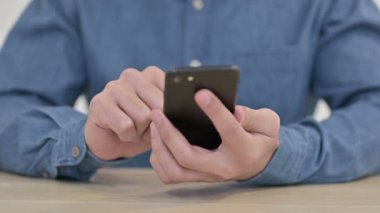 Akıllı telefon kullanarak Erkek Elleri Kapat