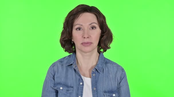 Falha, Velha mulher tendo perda em verde Chroma Key Background — Vídeo de Stock
