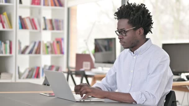 초점을 맞춘 아프리카 사업가가 노트북으로 일하는 모습 — 비디오