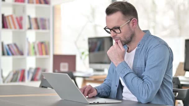 Pensive Young Man Thinking at Work, Brainstorming — Stock video