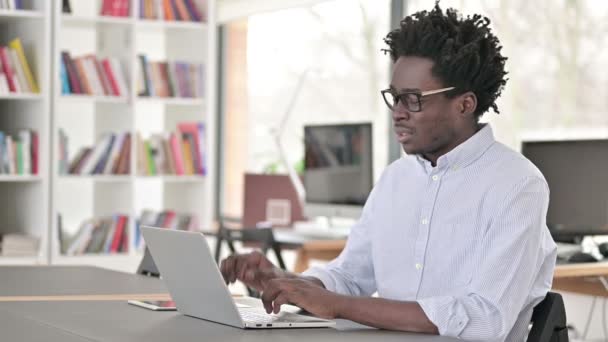 Αφρικανός επιχειρηματίας που έχει πονοκέφαλο στην εργασία — Αρχείο Βίντεο