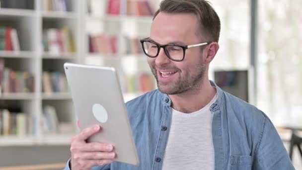 Video Chat en Tablet de Joven con Gafas — Vídeos de Stock