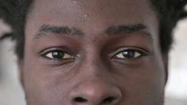 Afrikalı adamın yanıp sönen gözlerine yaklaş