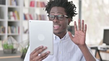 Tablet üzerinde Afrikalı Man tarafından Online Görüntülü Sohbet