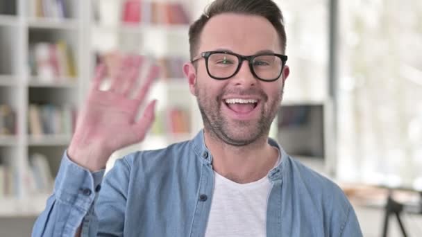 Chat de Vídeo en Línea por Joven en Gafas — Vídeos de Stock