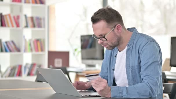 Online nákupní selhání pro mladého muže v brýlích na notebooku — Stock video