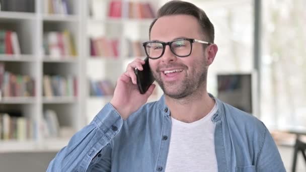 Phone Talk by Young Man in Glasses, Negotiation — Stock Video