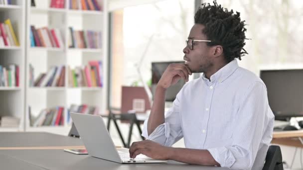 Pensive African Businessman Thinking at Work, Brainstorming — Stock video