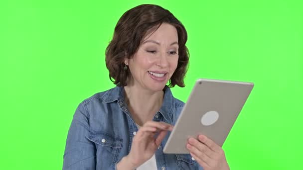古い女性によるタブレット上のビデオチャット,緑のクロマキーの背景 — ストック動画