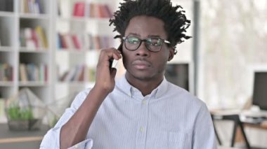 Agresif Afrikalı Adam Akıllı Telefona Öfkeli