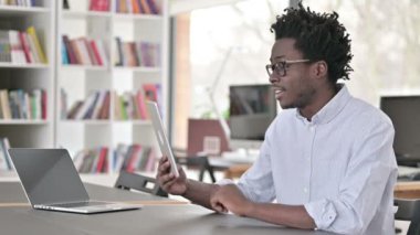 Afrikalı Adam 'ın Tablet' te Video Sohbeti