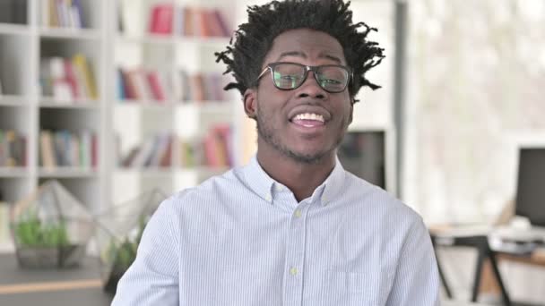 Glada unga afrikanska man Video Chatt — Stockvideo