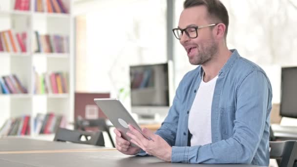 Video Chat on Tablet vele Fiatal férfi szemüvegben — Stock videók