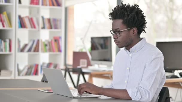 Chat de vídeo online no laptop por Empresário Africano — Vídeo de Stock