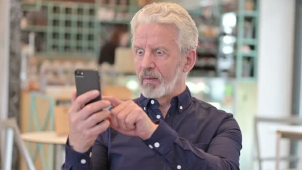 Smartphone 'da Kutlanan Yaşlı Adam Portresi — Stok video