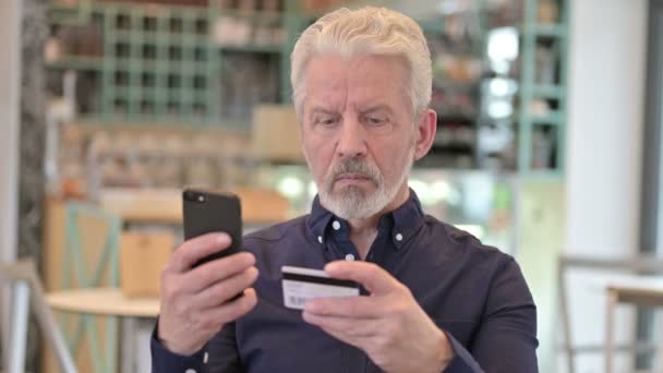 Portré az online fizetés Smartphone vele Old Man — Stock videók