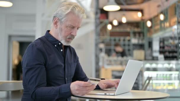 Framgångsrik online-betalning på laptop av gubben — Stockvideo