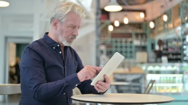 Aantrekkelijke oude man met digitale tablet in Cafe — Stockvideo