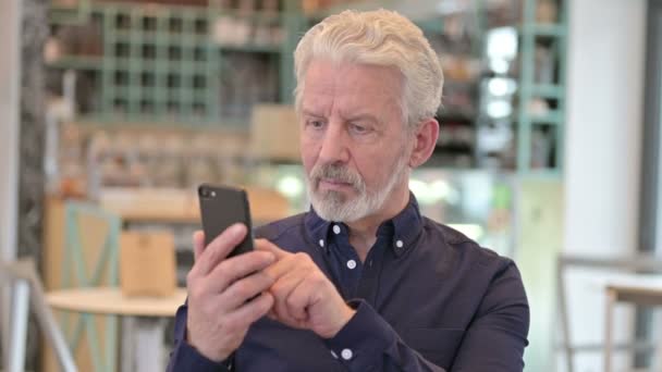 Portret van Smartphone gebruik door Old Man — Stockvideo