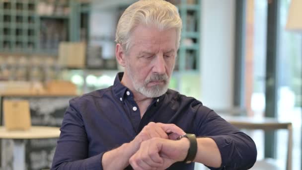 Portret van Smart Watch gebruik door Serious Old Man — Stockvideo