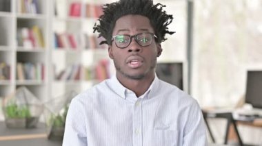 Kamerayı gösteren genç Afrikalı Adam, Davetkar