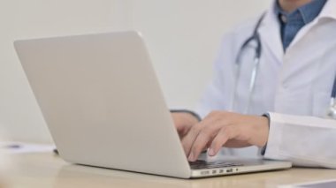 Dizüstü bilgisayardaki Erkek Doktor Daktilo 'nun Kapanışı