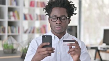 Afrikalı Adam Akıllı Telefondan Kredi Kartı Ödemesi Yapıyor
