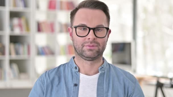 Junger Mann in Brille sagt mit Fingerzeichen Nein — Stockvideo