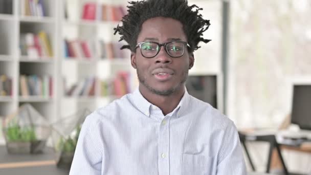 Ok Sign by Content Jonge Afrikaanse man — Stockvideo