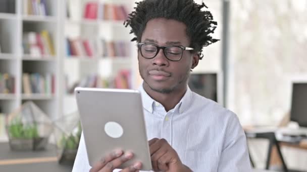 Fokussierter Afrikaner mit digitalem Tablet — Stockvideo