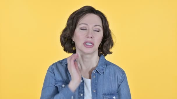 Gammal kvinna med nacksmärta på gul bakgrund — Stockvideo