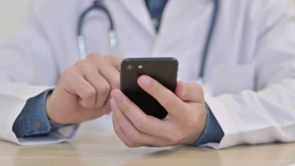 Manos del Doctor usando Smartphone Primer plano — Vídeo de stock