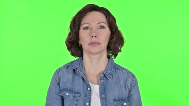 Sonolento velha mulher bocejando em verde Chroma Key Background — Vídeo de Stock