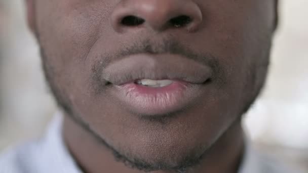 Närbild av munnen på leende afrikansk man — Stockvideo