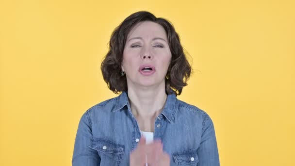 Hopeful Old Women Praying on Yellow Background — Stock video