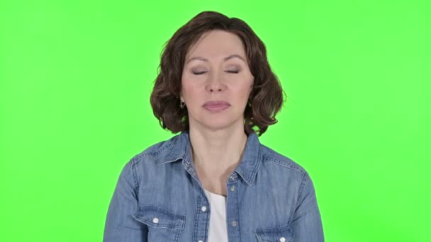 Stará žena s bolestí hlavy na zeleném Chroma Key pozadí — Stock video