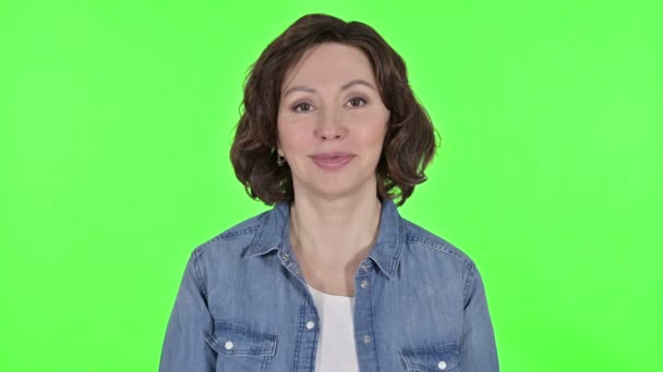 Stará žena s úsměvem na fotoaparátu, zelené chroma klíč pozadí — Stock video