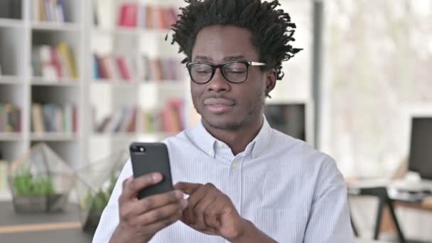 Portrait of African Man using Smartphone, Browsing Internet — Stock Video
