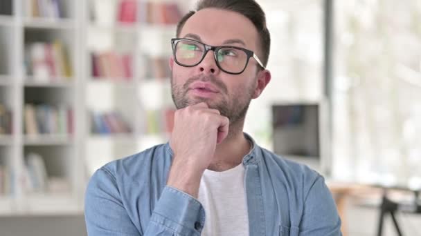 Junger Mann in Brille, Brainstorming — Stockvideo