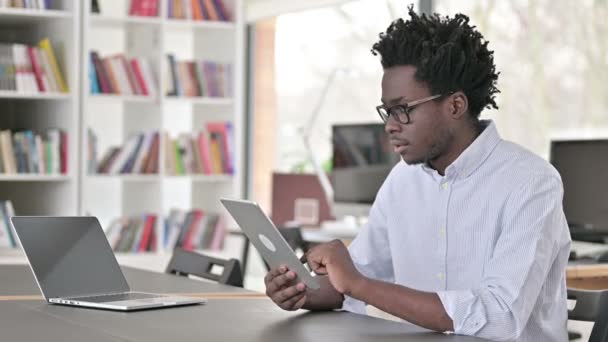 Afrikaanse zakenman viert succes op tablet, winnen — Stockvideo