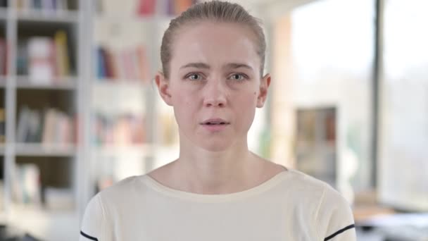 Porträtt av Förneka Ung Kvinna Skaka Huvud, Nej — Stockvideo
