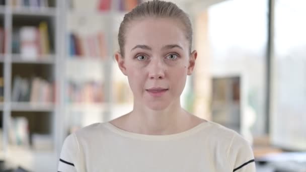 Retrato de mujer joven apuntando a la cámara e invitando — Vídeos de Stock