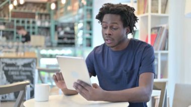 Afrikalı Adam Kafe 'de Tablette Kutlama, Başarı 