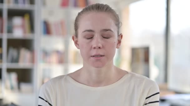 Πορτρέτο του κλάμα νεαρή γυναίκα κοιτάζοντας κάμερα — Αρχείο Βίντεο