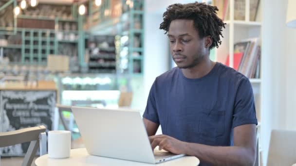 Polegares para cima por homem africano com laptop no café — Vídeo de Stock