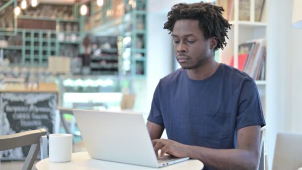 カフェでノートパソコンを持つアフリカ人男性によるジェスチャーなし — ストック動画