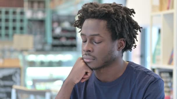 Portrait de l'homme africain épuisé faisant la sieste — Video