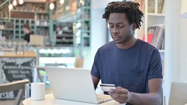 Framgångsrik online-betalning på laptop av afrikansk man — Stockvideo