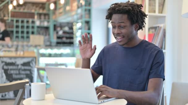 Videochatt på Bärbar dator av African Man i Cafe — Stockvideo