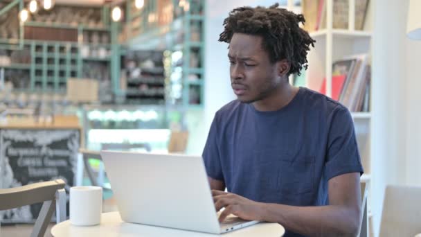 Perda no laptop por homem africano perturbado no café — Vídeo de Stock